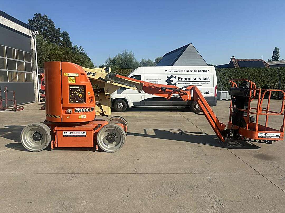 Hoogwerkers - JLG E300 AJP Hoogwerker
